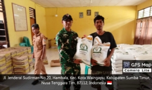 Babinsa Koramil 05/Waingapu Dampingi Penyaluran Bantuan Beras Pangan di Kelurahan Malumbi