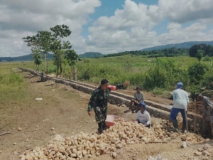 Babinsa Koramil 03/Katikutana Monitoring Wilayah dan Sambangi Warga di Umbu Pabal Selatan