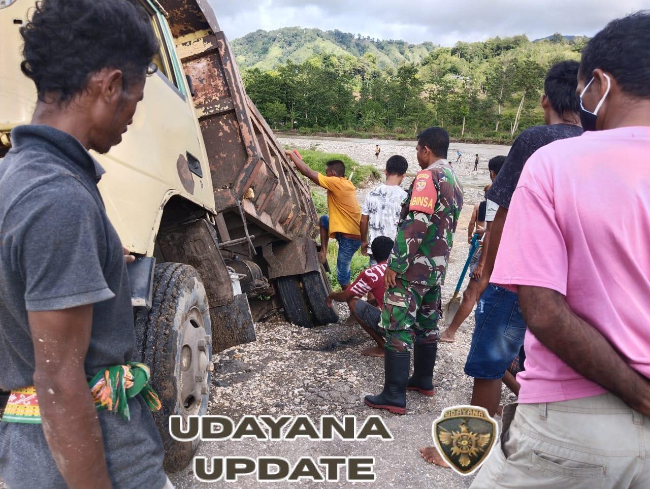 Babinsa Koramil 02/Walakaka Bersama Warga Evakuasi Truk Terkandas di Kabukarudi