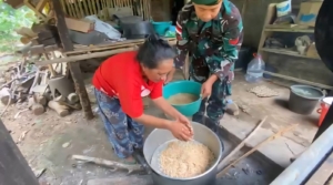 Satgas Pamtas Dampingi UMKM Pembuatan Tempe di Maumutin