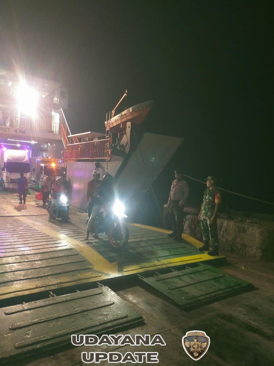 Babinsa Koramil 1627-02/Pantai Baru Pantau Bongkar Muat KM Garda Maritim III