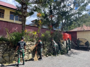 Satgas Yonif 743/PSY Bersama Warga Laksanakan Karya Bakti Sambut HUT Brigif 21/Komodo