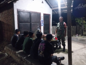 Koramil 1608-04/Woha Gelar Apel dan Patroli Siskamling Perkuat Keamanan Wilayah