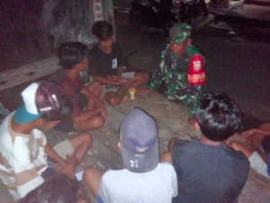 Babinsa Manggelewa Pererat Silaturahmi Warga Lewat Kongkow dan Patroli Malam