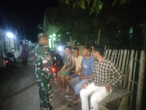 Babinsa Koramil 1608-02/Bolo Intensifkan Ronda Malam Jaga Keamanan di Desa Binaannya