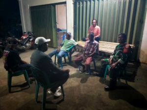 Babinsa Hu’u Patroli Ronda Malam, Imbau Warga Bantaran Sungai Waspada Banjir