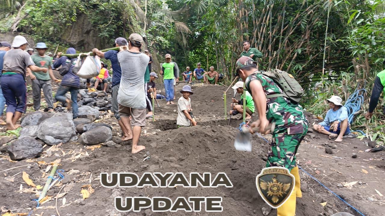 Babinsa Koramil 1615-07/Labuhan Haji Bersama Warga Bangun Pondasi Jembatan Gantung di Desa Korleko