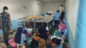 Babinsa Koramil 1627-02/PB Dampingi Pemberian Makanan Bergizi di Kecamatan Rote Timur