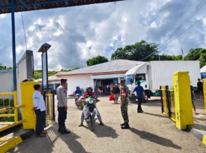 Babinsa Koramil 1627-02/PB Laksanakan Pemantauan Pengangkutan di Pelabuhan ASDP Pantai Baru