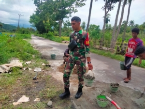 Babinsa Koramil 1602-04/Maurole Bersama Warga Gotong Royong Bangun Saluran Irigasi