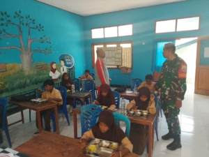 Babinsa Adonara Pastikan Program Makanan Bergizi Gratis Berjalan Aman dan Tepat Sasaran