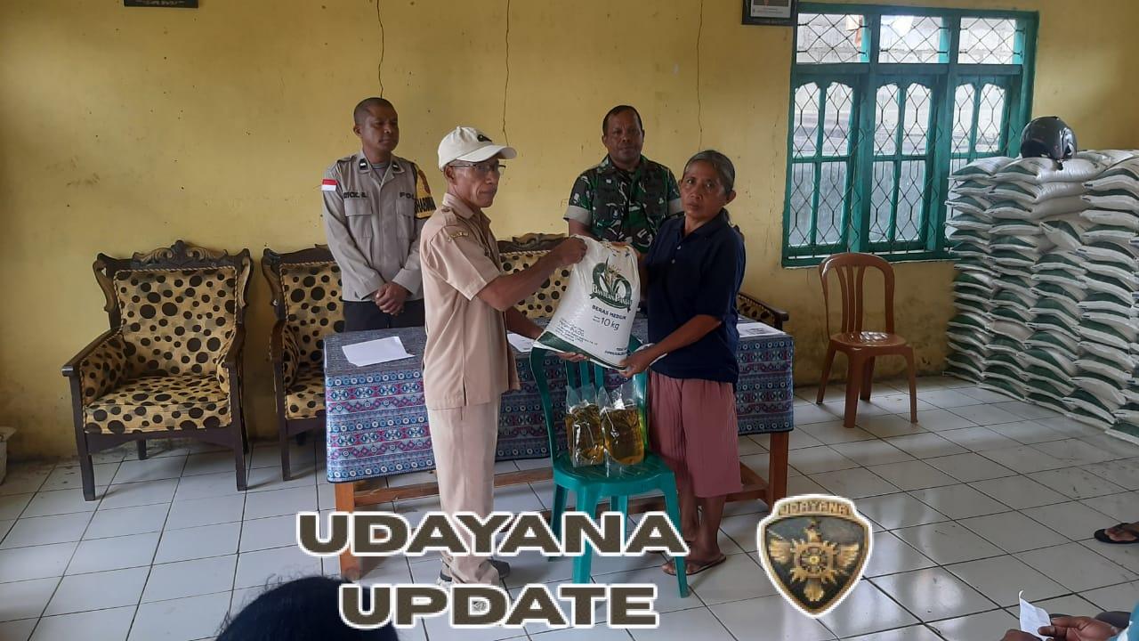 Serka Paulus Hadiri dan Kawal Pembagian Bantuan Beras dan Minyak Goreng di Reok Barat