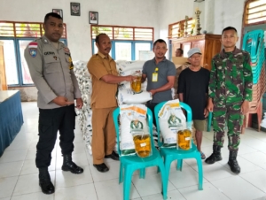 Praka Muh Asroruddin Hadiri dan Dampingi Pembagian Bantuan Beras dan Minyak Goreng di Golo Lanak