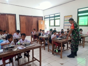 Babinsa Koramil 1627-01/Ba’a Dampingi Pelaksanaan Program Makan Bergizi Gratis di Rote Ndao