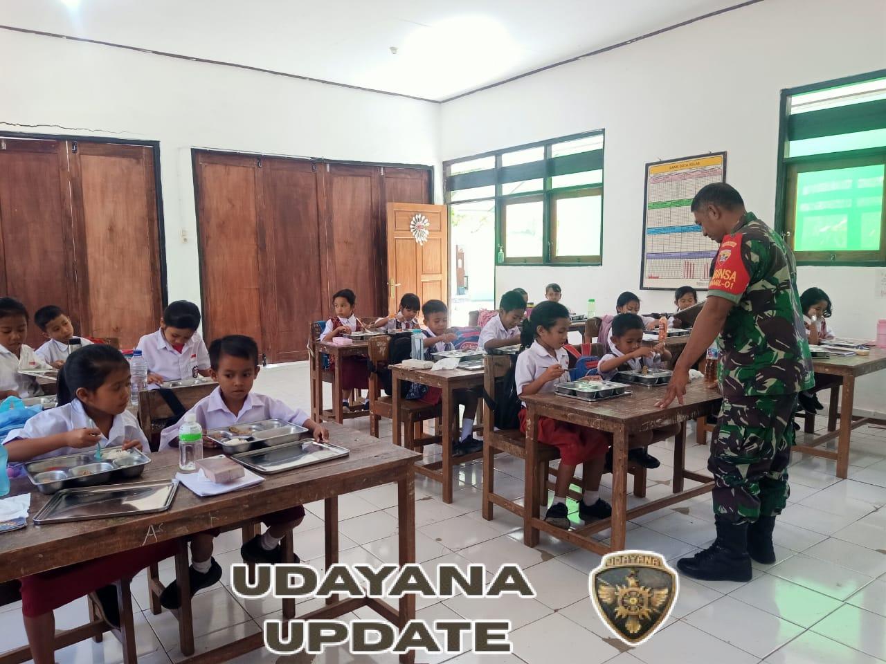 Babinsa Koramil 1627-01/Ba’a Dampingi Pelaksanaan Program Makan Bergizi Gratis di Rote Ndao