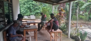 Babinsa Batutua Laksanakan Komsos dan Monitoring Wilayah Binaan di Desa Tasilo