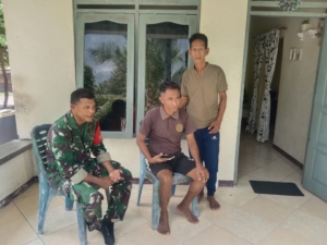 Babinsa Batutua Laksanakan Komsos dan Monitoring Wilayah Binaan di Desa Oebafok