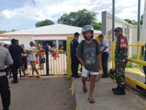 Babinsa Laksanakan Pengamanan dan Pemantauan Bongkar Muatan Kapal ASDP di Pelabuhan Pantai Baru