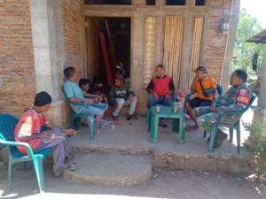 Babinsa Koramil 03/Detusoko Ajak Warga Jaga Keamanan Lingkungan Desa Binaan