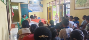 Babinsa Koramil 1602-01/Ende Dampingi Penyaluran BLT dan Pantau Keamanan Desa Tendabepa