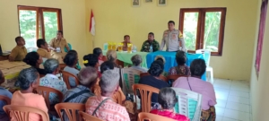 Babinsa Koramil 1621-02 Kawal Ketat Penyaluran Beras dan Minyak Bulog di Desa Noenoni