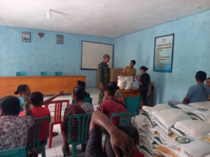 Babinsa Koramil Bola Dampingi Penyaluran Bantuan Pangan di Desa Kloangpopot