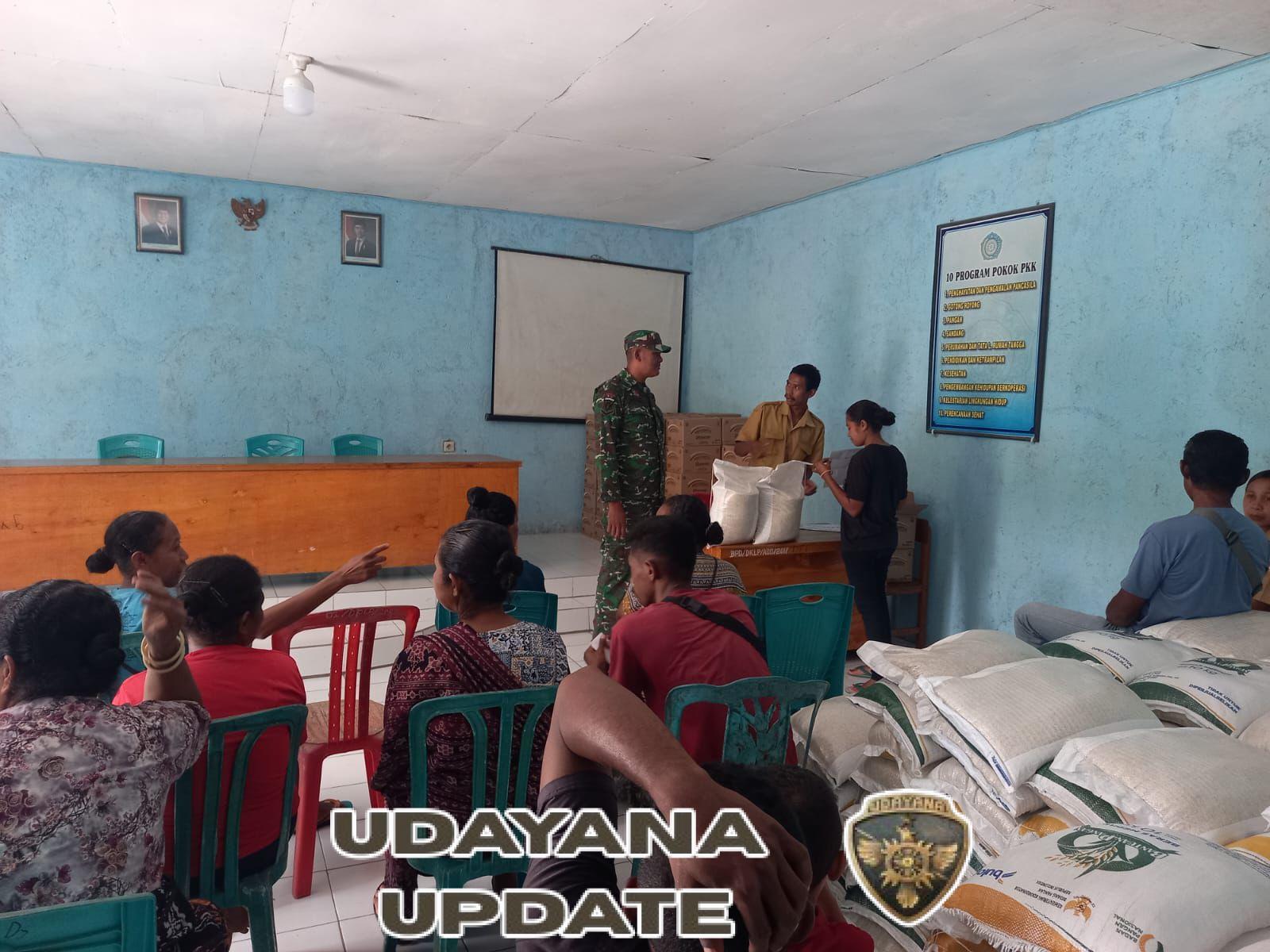 Babinsa Koramil Bola Dampingi Penyaluran Bantuan Pangan di Desa Kloangpopot