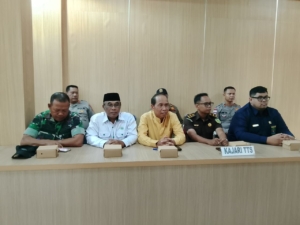 Babinsa Koramil Bola Dampingi Penyaluran Bantuan Pangan di Desa Kloangpopot