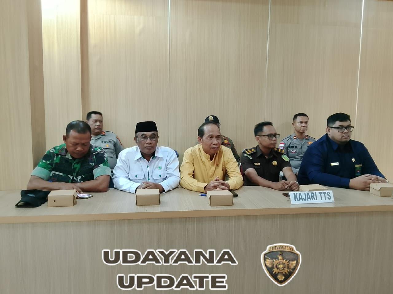 Babinsa Koramil Bola Dampingi Penyaluran Bantuan Pangan di Desa Kloangpopot