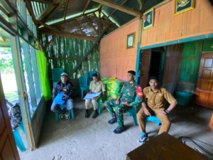 Babinsa Koramil 1603-05/Bola Laksanakan Komsos dengan Warga Desa Waihawa
