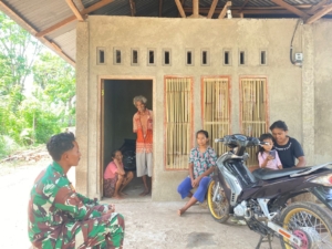 Babinsa Wairkoja Laksanakan Komsos Bersama Kelompok Masyarakat