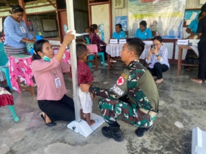 Sehatkan Balita, Satgas Pamtas Yonarhanud 2 Kostrad Adakan Kegiatan Posyandu untuk Warga Perbatasan Wini