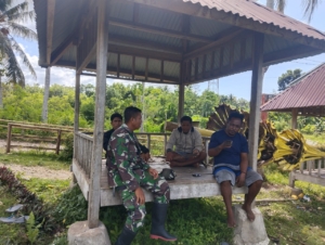 Babinsa Koramil 02/Walakaka Komsos dengan Warga Desa Kabukarudi