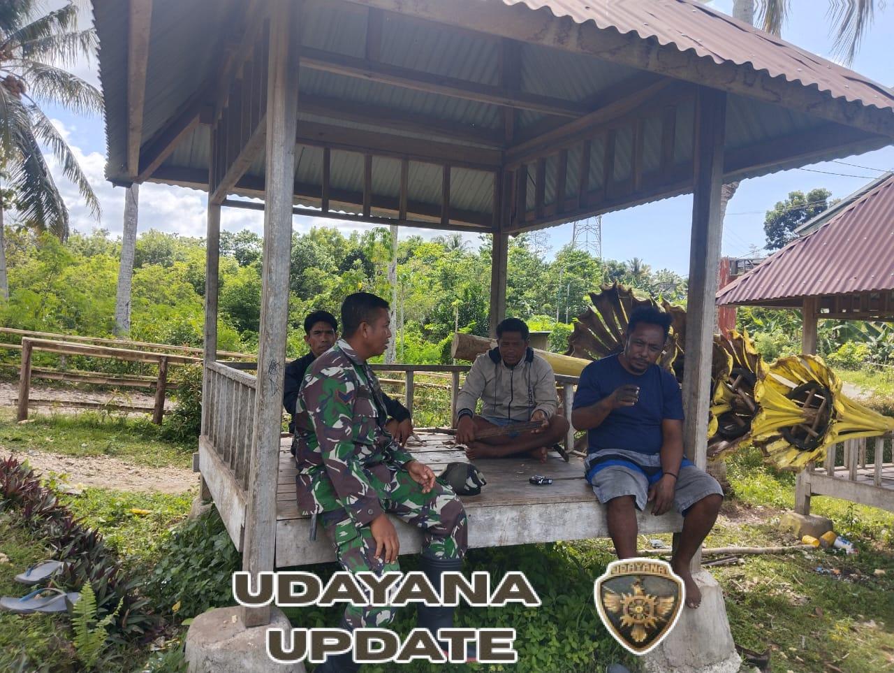 Babinsa Koramil 02/Walakaka Komsos dengan Warga Desa Kabukarudi