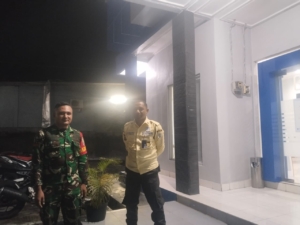 Babinsa Koramil 1625-02/Aimere Laksanakan Patroli Siskamling Malam Hari