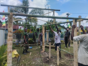 Babinsa Desa Subo Bersama Jemaat Ebenheiser Apui Hias Pohon Natal