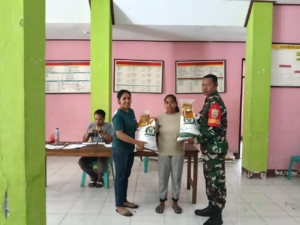 Babinsa Golewa Selatan Dampingi Pembagian Bantuan Pangan di Desa Nirmala