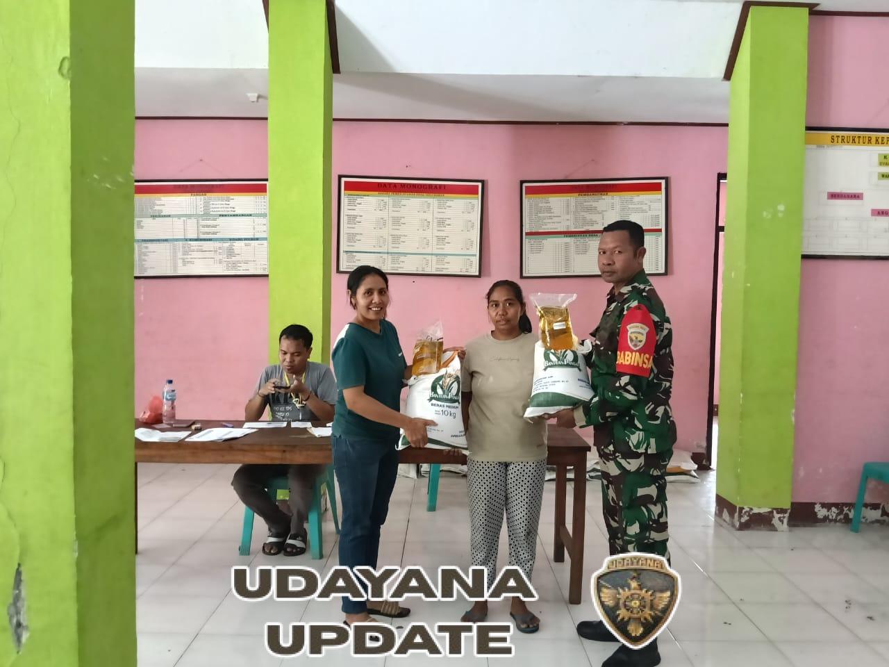 Babinsa Golewa Selatan Dampingi Pembagian Bantuan Pangan di Desa Nirmala