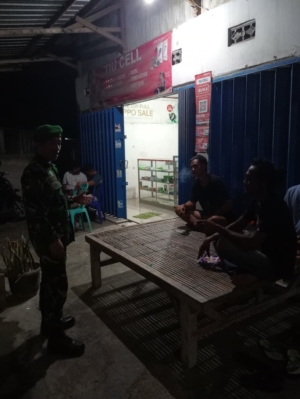 Babinsa Koramil 1628-02/Sekongkang Laksanakan Patroli Malam, Imbau Warga Jaga Kamtibmas