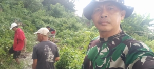 Babinsa Koramil Seteluk Bersama Warga Lamusung Gotong Royong Bersihkan Saluran Air Tersumbat