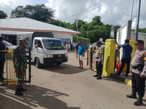 Babinsa Koramil Pantai Baru Amankan Keberangkatan KM Garda Maritim 3