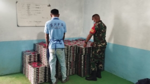 Babinsa Rote Timur Dampingi Pemberian Makanan Sehat Bergizi bagi Ribuan Siswa