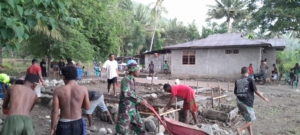 Babinsa Koramil 1603-03/Paga Laksanakan Gotong Royong Pembangunan Rumah Warga
