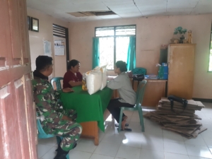 Babinsa Teka Iku Monitoring Pembagian Bantuan Pangan Bulog Tahun 2025