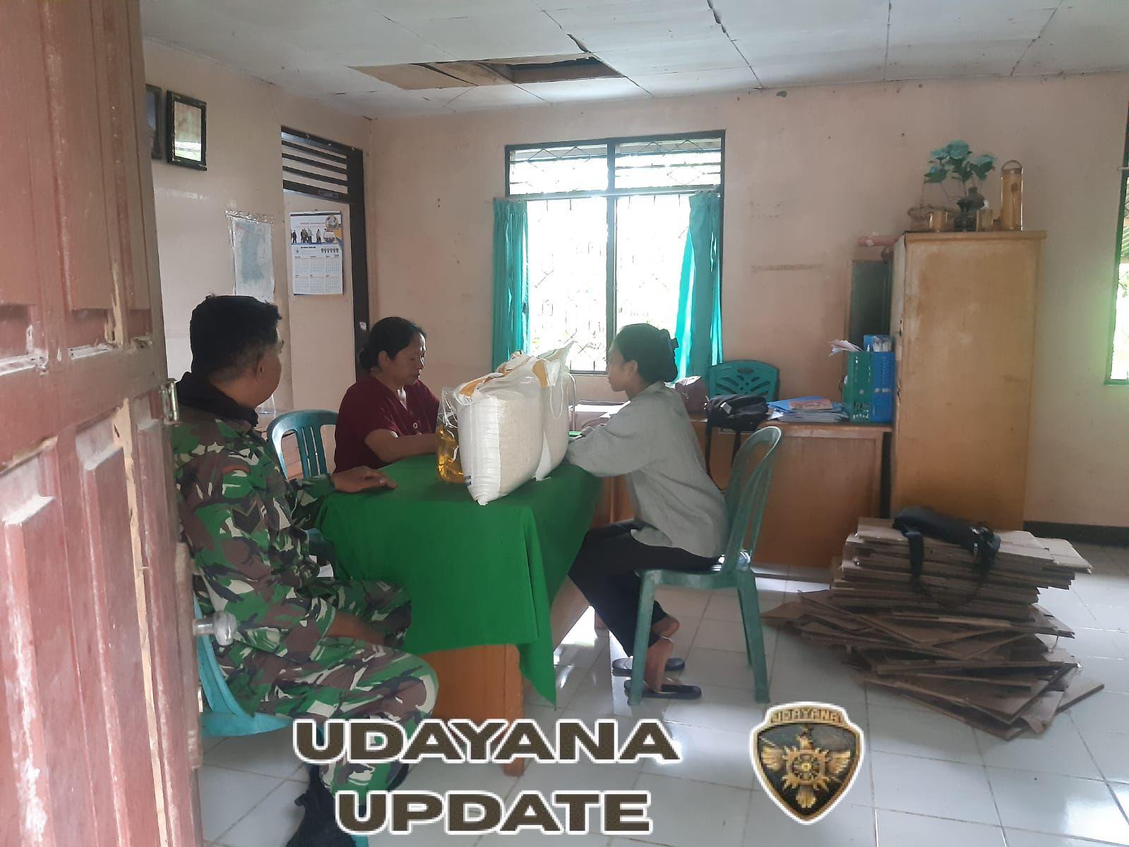 Babinsa Teka Iku Monitoring Pembagian Bantuan Pangan Bulog Tahun 2025