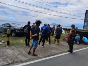 Babinsa dan Polisi Evakuasi Mobil BRI yang Alami Kecelakaan Tunggal di Jalan Trans Ende–Bajawa