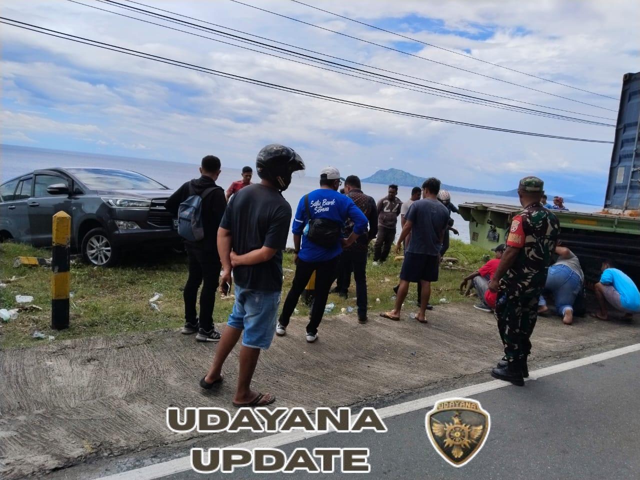 Babinsa dan Polisi Evakuasi Mobil BRI yang Alami Kecelakaan Tunggal di Jalan Trans Ende–Bajawa