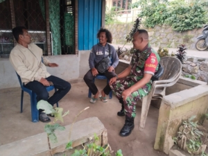 Babinsa Koramil Detusoko Laksanakan Pamwil dan Komsos Bersama Warga Desa Wolofeo