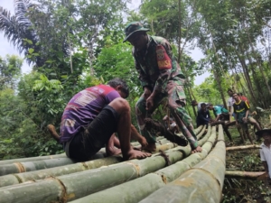 Monumen Kemanunggalan: Babinsa Kodim 1630/Mabar Satukan Hento dan Nampar Lewat Jembatan Bambu