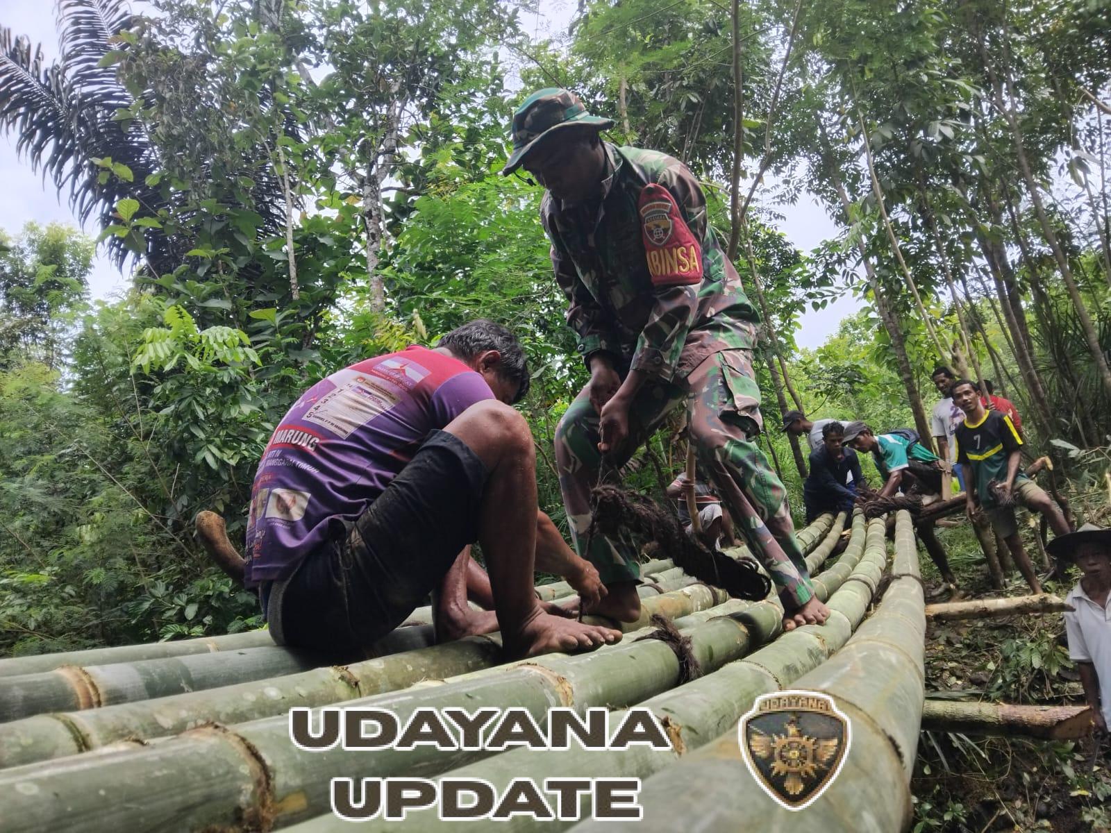 Monumen Kemanunggalan: Babinsa Kodim 1630/Mabar Satukan Hento dan Nampar Lewat Jembatan Bambu